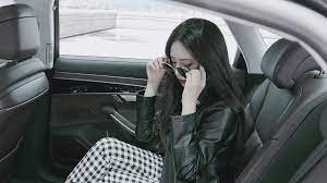 cindy如如 on instagram 曾經跟一個朋友說我喜歡兜風 你一定不是開車的那個人 朋友這麼回應著我愣了一下後笑著說對相較於需要一直注意路況的駕駛座我還是享受著被載的感覺喜歡漫無目的坐在車上不去想開往哪裡任由沿途風景 instagram mirror selfie scenes