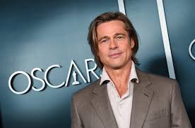 А вот это дженнифер слушает речь брэда питта Brad Pitt S Oscar Run How He Became America S Collective Weakness The Washington Post