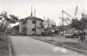 1950'lerin ikinci yarısında Bahçelievler 72. Sokak'tan (eski 21. Sokak) 7.  Cadde'ye bakış… Karşıda o zamanki adıyla Küçükevler Çarşısı ve ekmek fırını  görülüyor… (A. Zafer Sadıkoğlu'ndan alıntıdır) #antolojiankara  #ankaradaturistolmak #ankara ...