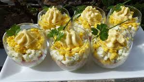 Comment Moderniser Un Grand Classique De La Cuisine Et En Faire Un Plat Moderne Un Repas Qui Ne Devait Pas Dure En 2020 Oeufs Mimosa Recette Recette Oeuf Oeuf Mimosa