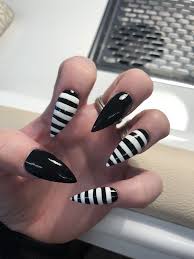 Acrylic Black And White Striped Nails Pin By Tamara Smith On Nails Goth Nails Acrylic Nails Stiletto Gothic Nails