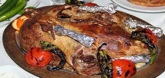 Özellikle doğu anadolu bölgesinde ekim ayının sonunda kesilen kazlar tuzlanıp kurutulduktan sonra sevenleriyle buluşur ve sofraların başköşesinde ki yerini alır. Dragos Sahili Avsar Restaurant Ta Kaz Menu