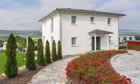 Mediterrane Stadtvilla Mit Weisser Putzfassade Weissen Fenstern Und Hellgrauem Dach In Zweigeschossiger Bauweise Mit Einem Qua Stadtvilla Stadtvilla Bauen Villa