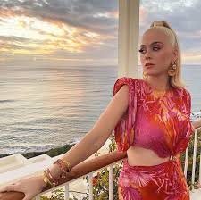 Oh no no there's no slowing down. Katy Perry Is A Vision In A Fuchsia Pink Beach Wrap With A Soaring Split In Hawaii