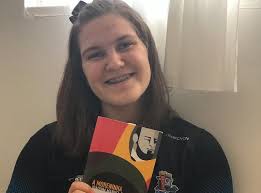 Adolescente que leu 87 livros em um ano é premiada em Santa Catarina