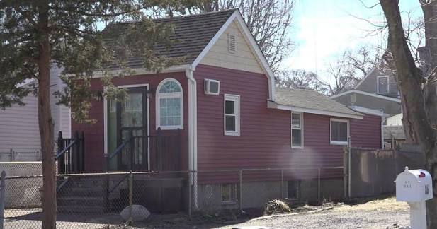 Long Island tiny home, just 446 square feet and no bedroom, lists for almost $330,000 - CBS New York