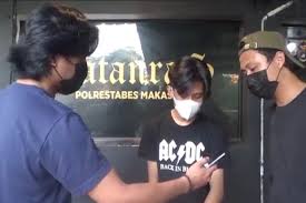 Kepolisian berhasil menangkap aa (23), seorang pria. 7ljrnthrazkejm