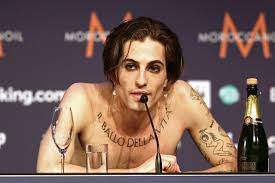 Måneskin is an italian rock band from rome, consisting of lead vocalist damiano david, bassist victoria de angelis, guitarist thomas raggi, and drummer ethan torchio. Nach Esc Vorwurfen Maneskin Sanger Wird Sich Freiwilligem Drogentest Unterziehen
