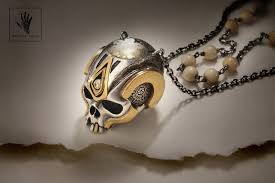 Collier tête de mort avec pierres noires