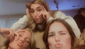 emma (@emmaamaschari)