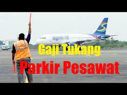 Mau jadi juru parkir pesawat? Mengintip Gaji Fantastis Profesi Tukang Parkir Pesawat Youtube