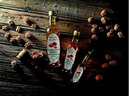 Elle est ensuite décantée pendant quelques jours puis embouteillée sans additifs ni conservateurs. Huile De Noix Artisanale