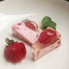 Susu (misalnya puding, yoghurt berperisa atau yoghurt dengan buah) 1000 02.2.1.2 margarin dan produk sejenis 1000 02.2.1.3 campuran margarin dan mentega (blends of butter and margarine) 1000 02.2.2 emulsi yang mengandung lemak kurang dari 80% 2000 02.3 emulsi lemak tipe emulsi minyak dalam air, termasuk produk campuran emulsi Camilan Akhir Pekan Puding Lapis Stroberi Yoghurt Susu Womantalk