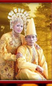 Meski sekilas terlihat sederhana, ternyata baju adat ini memiliki banyak sekali keunikan yang tidak dimiliki oleh daerah lainnya. Melayu Deli Pakaian Adat Sumatera Utara Ft Puma Panjaitan Fotografi Pengantin Pakaian Pernikahan Hijab
