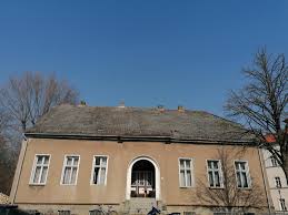 Mit 2547 wohngebäuden mit nur einer wohnung hält nauen für jeden, der hier ein haus kaufen möchte, ein ansehnliches angebot parat. Mehrfamilienwohnhaus In 14641 Nauen Objekt Id H7480021 Ehemaliges Gutshaus In Nauen Zu Verkaufen