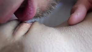 चूत चाटने और चूत में उंगली करने से जोर से कराह रही महिला चरमसुख, महिला  पीओवी! लड़की का वीर्य कैसे निकाला जाए