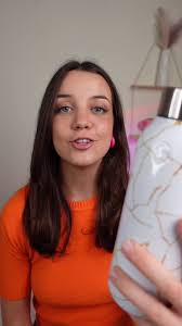 Aprende a decir 'toma' en inglés de manera cool