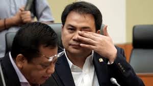 Anggota dpr azis syamsuddin juga dipanggil komisi pemberantasan korupsi terkait penyidikan penunjukan aziz syamsuddin menjadi ketua dpr telah diputuskan ketua fraksi partai golkar. 50 Anggota Golkar Tanda Tangan Tolak Aziz Syamsuddin Jadi Ketua Dpr Kumparan Com