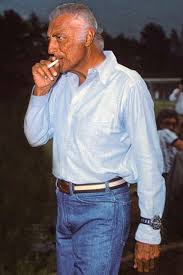From the way he wore his watches on top of the cuff to letting his ties fly wildly in the wind, agnelli had enough chutzpah to be able to pull off a look that others would be criticized for even attempting. Gianni Agnelli S Style Suits Ties And Watches Of An Italian Icon