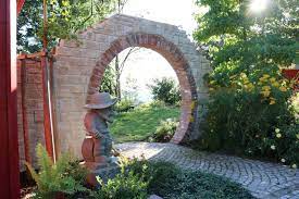 Zäune und mauern im garten dienen der grundstücksbegrenzung oder auch als designelement um verschiedene bereiche des gartens optisch zu trennen. Mauer Trockenmauer Stein Gartengestaltung Gartenbau Reischl Bayerischer Wald