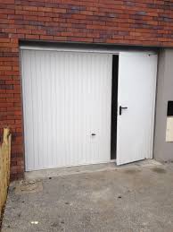 Cette porte intégrée est presque invisible à l'intérieur de la grande porte principale. Novoferm Noviso Novorol Novoside Dhaze Portes De Garage