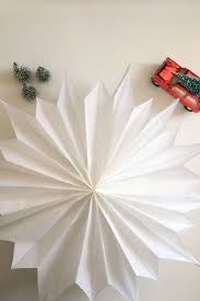 Stern Aus Butterbrotpapier Eine Bastelanleitung Zu Weihnachten Sterne Aus Butterbrotpapier Butterbrotpapier Bastelanleitungen