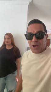 Sharon, Sharon, Sharon !!, El cantante soledeño Checo Acosta celebra en un  solo pie la designación de su hija Sharon como nueva reina del Carnaval de  los niños en Barranquilla., Fueraaaaa