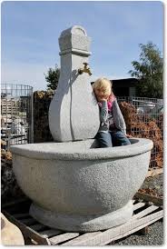 Ein granitbrunnen in kombination mit wasser verschönert jeden gepflegten garten. Halbrunder Granitbrunnen Natursteinbrunnen