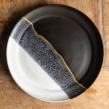 Black And Gold Dinner Plates Black And White Dinner Plate With A Gold Lustre Line Love The Look Of The Fine Line And The Almost Kintsugi L Kitchen Plate White Dinner Plates Dinner Plates