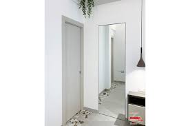 Terrazza panoramica, porte ferrero legno, gres effetto cemento e inserti anni '60: Porte Interne In Legno Ferrerolegno