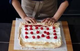 Recette Gateau Roule Meringe Aux Fruits Rouges En Video Recette Gateau Roule Recette Gateau Roule Recette Gateau