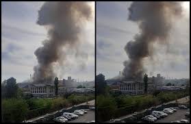 La fața locului acționează 15 autospeciale de stingere. Incendiu Puternic La Fabrica De SticlÄƒ Din Sectorul 3 Al Capitalei Video