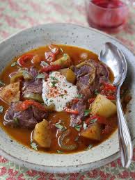 Soupe De Goulash A La Hongroise Recette Goulash Recettes De Cuisine Cuisine Hongroise