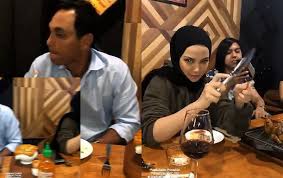 .terkenal datuk hans isaac yang juga 'teman tapi mesra' neelofa pada suatu masa dahulu. Myartis Com Myartis My Artis Video Duduk Sebelah Hans Pertemuan Santai Tiada Yang Serius Neelofa
