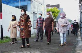 Nyoblos Di Tps 001 Wiyung Risma Jalan Kaki Bareng Keluarga Bagian 1