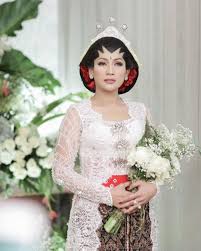 Jun 23, 2021 · mereka berharap mereka bisa berkolaborasi dengan band metal asal as seperti system of a down, dan rage against the machine. Inspirasi Kebaya Pengantin Adat Jawa Ala Figur Publik 2020
