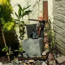 Ma Fontaine De Bambou Fait Maison Ici Une Pompe Dans Un Sceau Au Dessus Du Bois De Palette Le Recipient D Eau Et Le T Fontaine Bambou Bambou Jardin Japonais