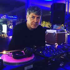 Ha iniziato a fare il dj a 13 anni, per hobby, nel negozio di elettrodomestici del padre a lungomare caboto a gaeta (lt), città dalla quale proviene. H2qbc5136nxwfm