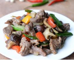 Bahan utama yang digunakan seperti daging sapi has dalam, saus tiram, air jahe, kecap asin, bawang merah, merica, minyak goreng, dan bawang. Daging Goreng Cendawan Campak Campak Jadi Sedap