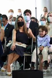 Help us build our profile of fábio faria and patrícia abravanel! Patricia Abravanel Vai A Posse Do Marido Novo Ministro Das Comunicacoes Em Brasilia Com O Filho Mais Velho Famosos Extra Online