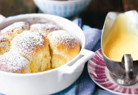 Buchteln Mit Zwetschkenroster Und Vanillesauce Rezept Rezepte Vanillesauce Lebensmittel Essen