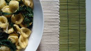 Perché è bello l'unica cosa che mi rendeva perplessa era il sapore amarognolo che lascia la catalogna in bocca, così ho pensato di rimediare con della ricotta per. Orecchiette Di Nonna Alla Catalogna Vaniglia Storie Di Cucina