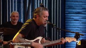 Il gatto matto vigila sul tetto il gatto matto guarda tutti con sospetto e dall'alto controlla ogni strano movimento il gatto matto sta fuori, il gatto matto sta dentro ma è curioso e lui lo sa, controlla tutta la città ma da questa sera gratta sulla porta, chissà cosa vorrà mi fissa con diffidenza sul ciglio della. La Nuova Hit Di Roberto Angelini Shock Baecouss