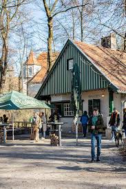 Im restaurant neben dem großen biergarten kann man auf der terrasse sehr gut sitzen und den schönen seeblick genießen. Das Fraulein Gruneis Der Schonste Kiosk Im Englischen Garten