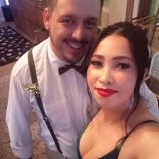 A Amanda Seyfried sendo princesa no red carpet do #MetGala2018 ao lado do  marido Thomas Sadoski. Mana, gostamos de tudo... look, boy, cabelo kkk!  📸Getty
