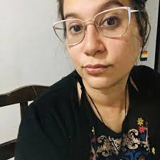 Escucha de cementerio A Mara Morales. Cruzo el cementerio cuando vuelvo de  la Universidad. ¿Sabrá Mara que está ahí y que la señal de la Cruz es por  ella? Me pregunto si