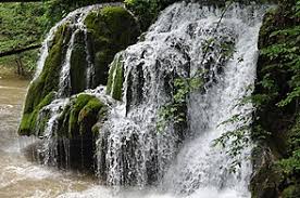 Cascada bigăr e în parcul naţional cheile nerei (pe care îl tot aşteptăm la cotitură de câţiva ani pentru o aventură la cort) şi e fix pe paralela 45. Izvorul BigÄƒr Wikipedia