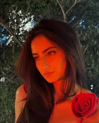 Vintage beauty! Here's a flawless picture of the evergreen #SairaBanu.