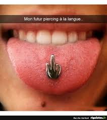 Piercing de langue en acrylique avec une boule striée noir et rouge avec un reflet métallique de diamètre 6mm et de tige de longueur 16mm x 1,6mm. Mon Futur Piercing A La Langue Blagues Et Les Meilleures Images Droles