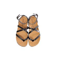 Bahatika marque de chaussures végétaliennes produites de manière éthique en italie et en espagne. Bahatika Amari Black Avocadostore